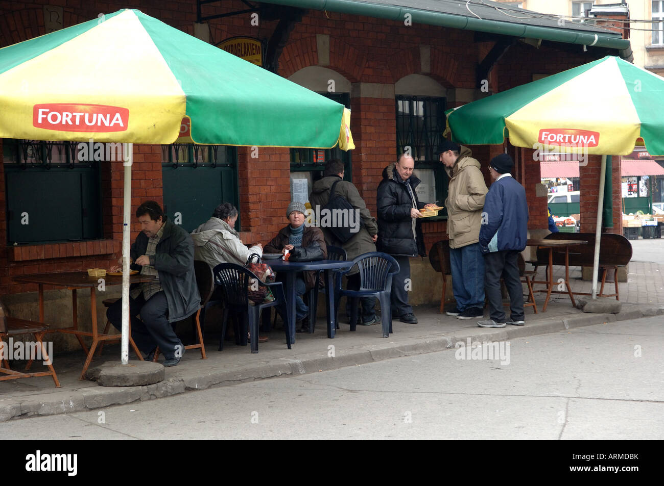 Les habitants de déjeuner Okrąglak Plac Nowy rotonde zone Kazimierz Krakow Pologne Banque D'Images