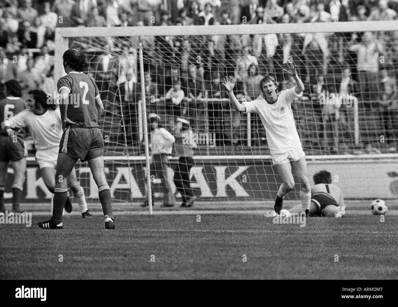 Football, promotion 1973/1974 Regionalliga, match à la Bundesliga 1974/1975, poste d'Oberhausen versus FC Sankt Pauli Hambourg 2:1, stade Niederrhein à Oberhausen, scène du match, les joueurs de Hambourg la joie au 0:1 but à St Pauli par un propre Banque D'Images