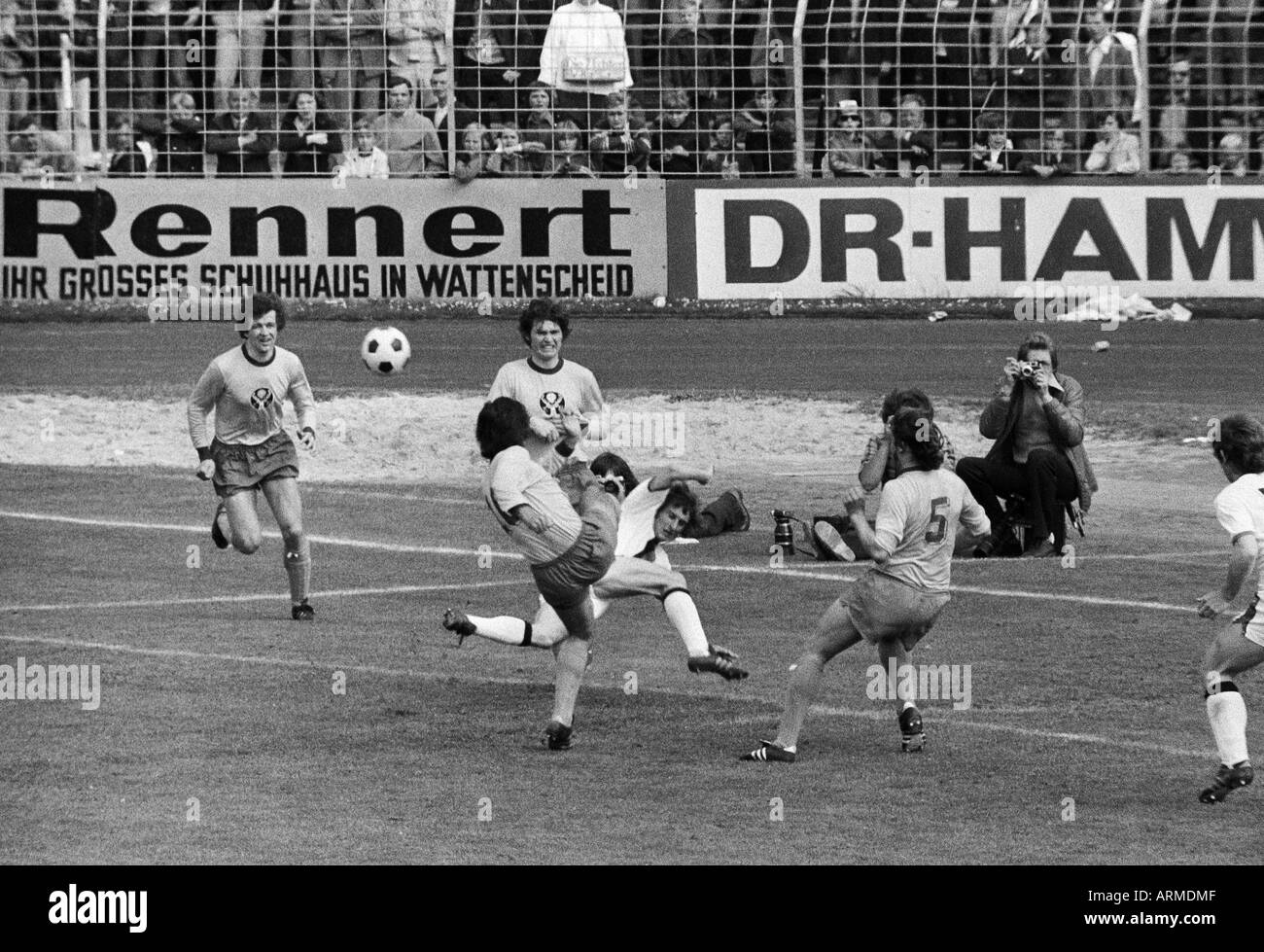 Football, promotion 1973/1974 Regionalliga, match à la Bundesliga 1974/1975, SG Wattenscheid 09 contre l'Eintracht Brunswick 0:0, stade de Lohrheide Bochum-Wattenscheid, scène du match, f.l.t.r. Friedhelm Haebermann (Braunschweig), un Braunschweig pl Banque D'Images
