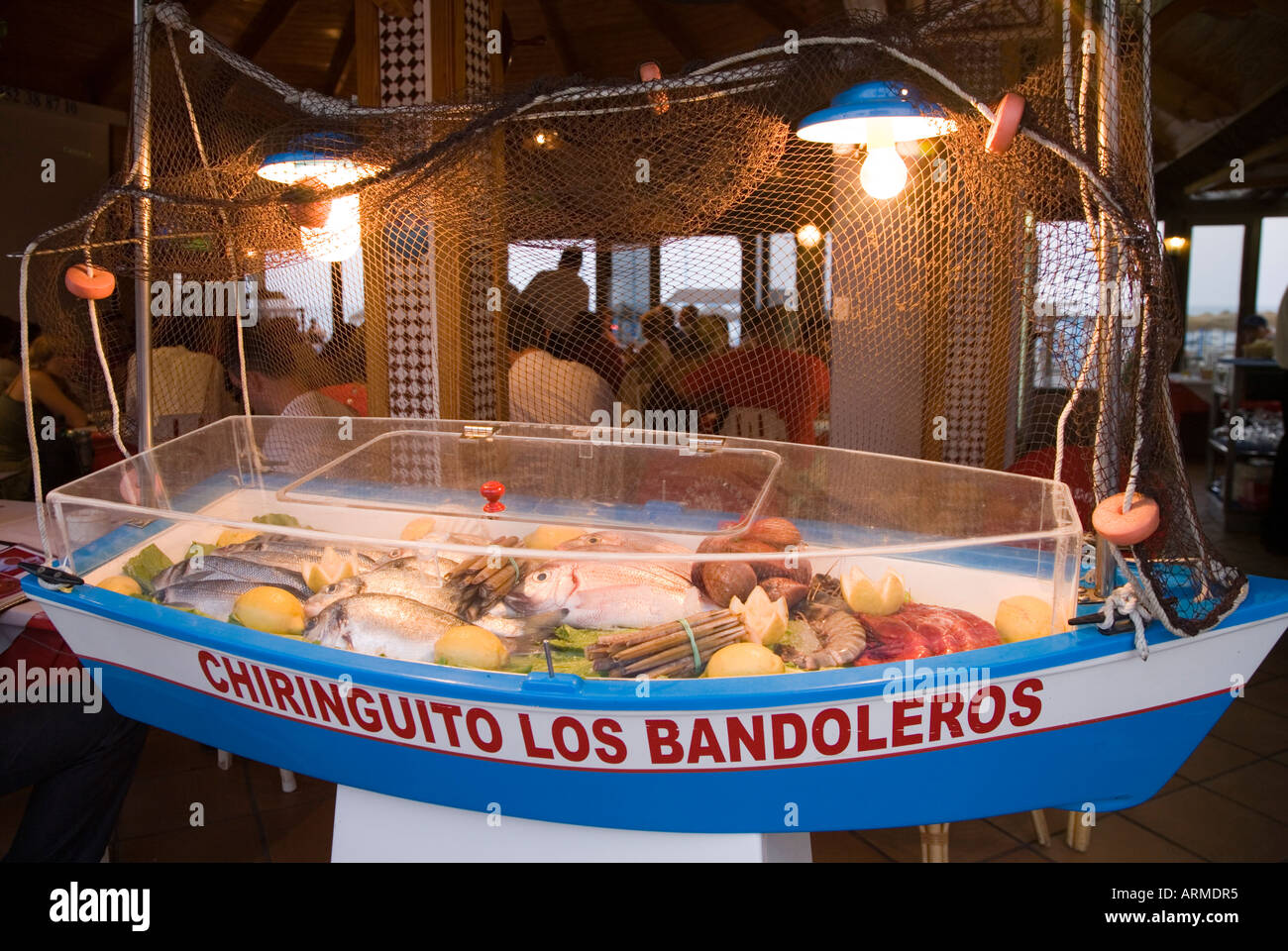 La province de Malaga Torremolinos Costa del Sol Espagne affichée de poissons en bateau de pêche modèle restaurant de fruits de mer typique de l'extérieur Banque D'Images