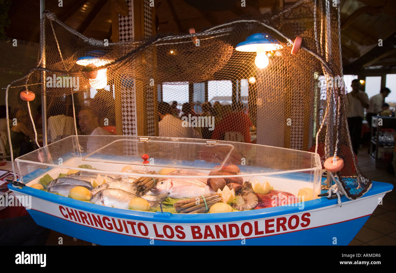 La province de Malaga Torremolinos Costa del Sol Espagne affichée de poissons en bateau de pêche modèle restaurant de fruits de mer typique de l'extérieur Banque D'Images