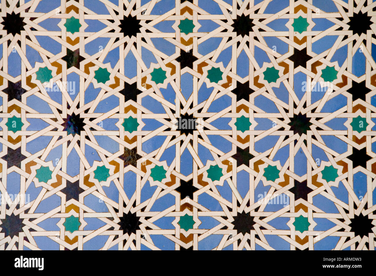Séville Espagne Alcazar de motifs géométriques sur les carreaux en céramique typique de l'art arabe Banque D'Images