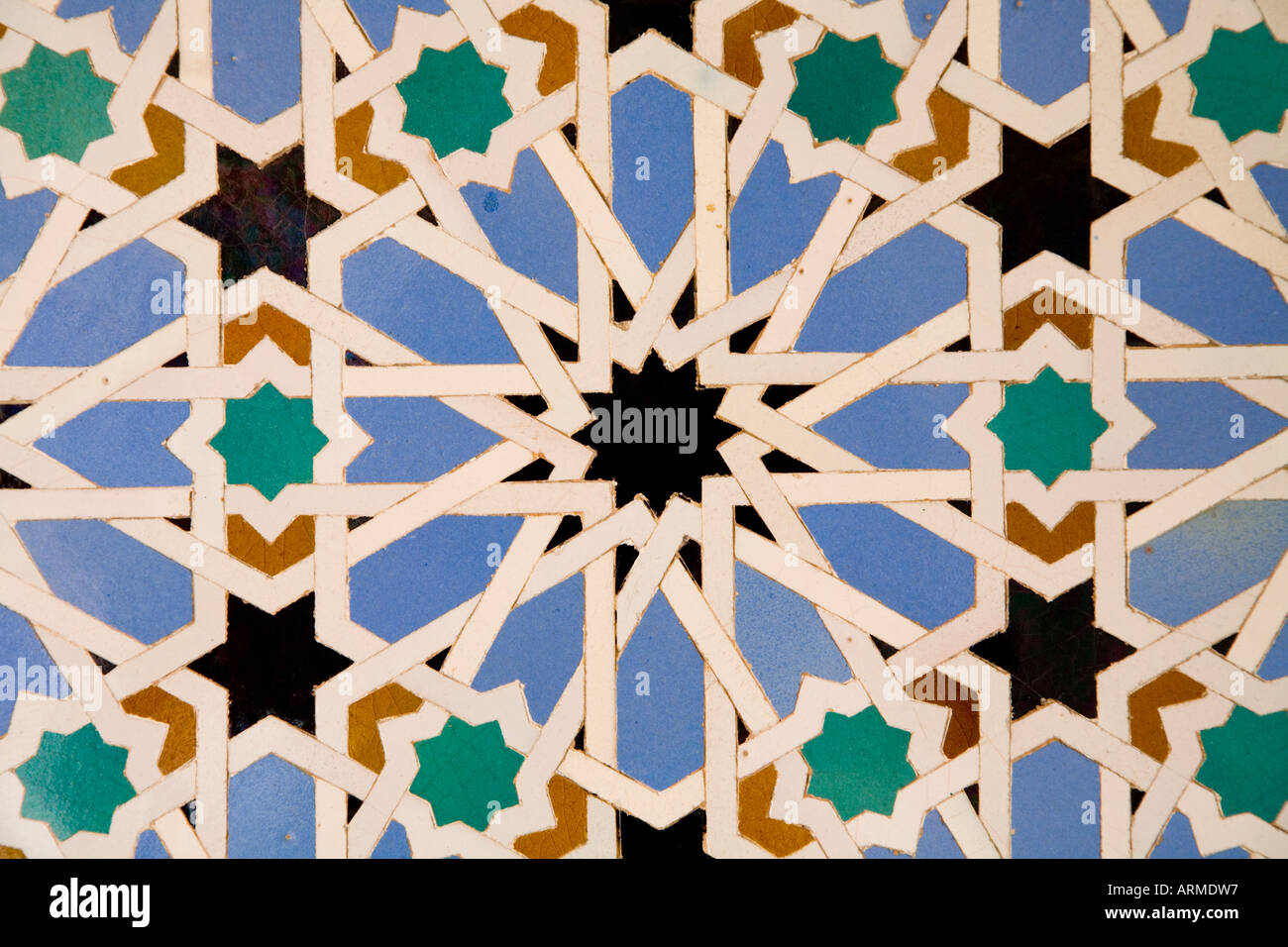 Séville, Espagne. alcazar. motifs géométriques sur les carreaux en céramique typique de l'art arabe Banque D'Images