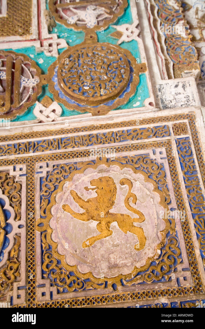 Séville Espagne Alcazar de stucs avec des dessins et modèles industriels et le profil de lion Banque D'Images