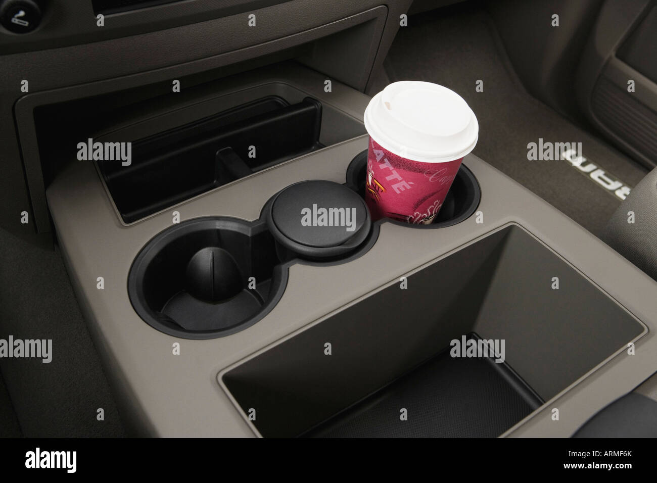 2008 Dodge Ram 1500 SLT en rouge - Support de tasse avec Prop Banque D'Images