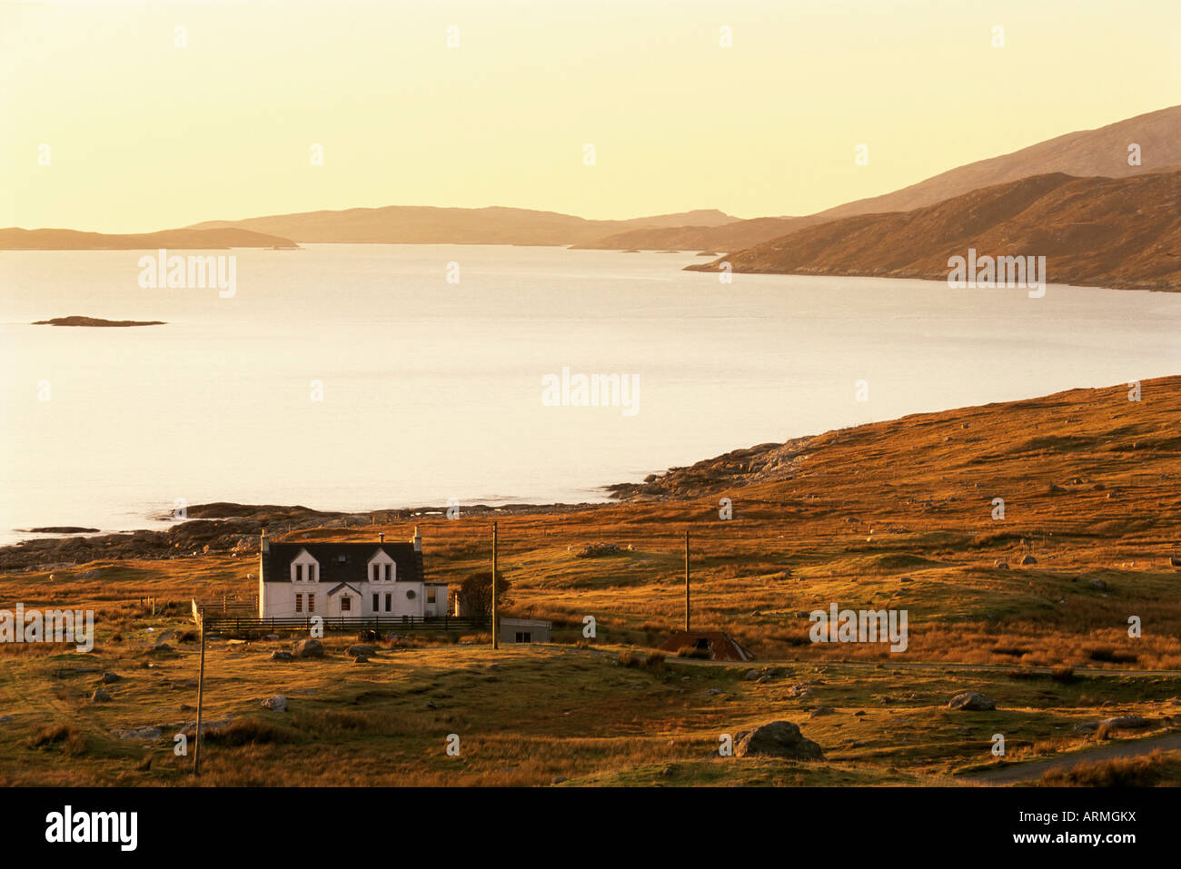 Coucher du soleil sur le Loch Tarbert et house, Isle of Harris, îles Hébrides, Ecosse, Royaume-Uni, Europe Banque D'Images