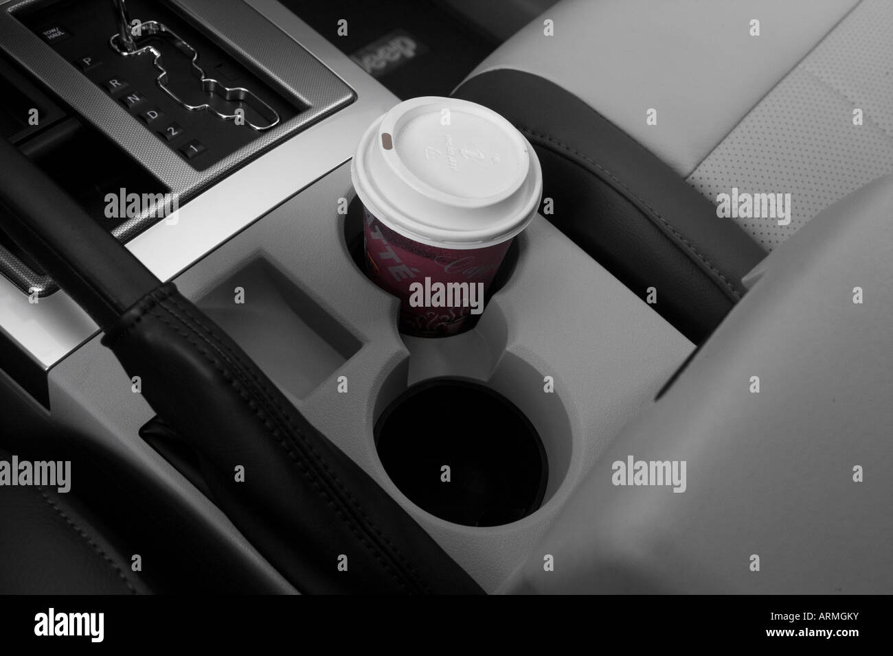 2008 Jeep Liberty Limited en rouge - Support de tasse avec Prop Banque D'Images