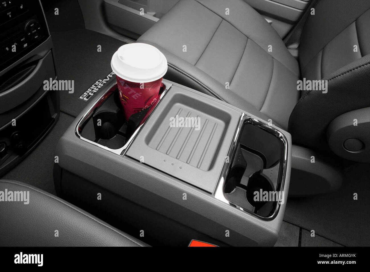 2008 Dodge Grand Caravan SXT en rouge - Support de tasse avec Prop Banque D'Images