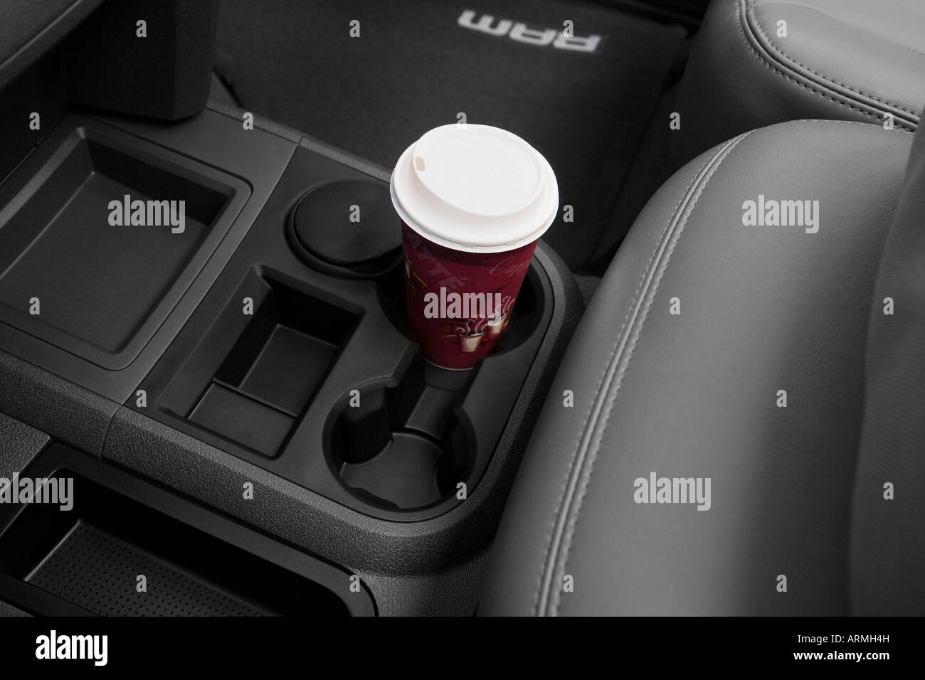 2008 Dodge Ram 2500 Laramie en rouge - Support de tasse avec Prop Banque D'Images