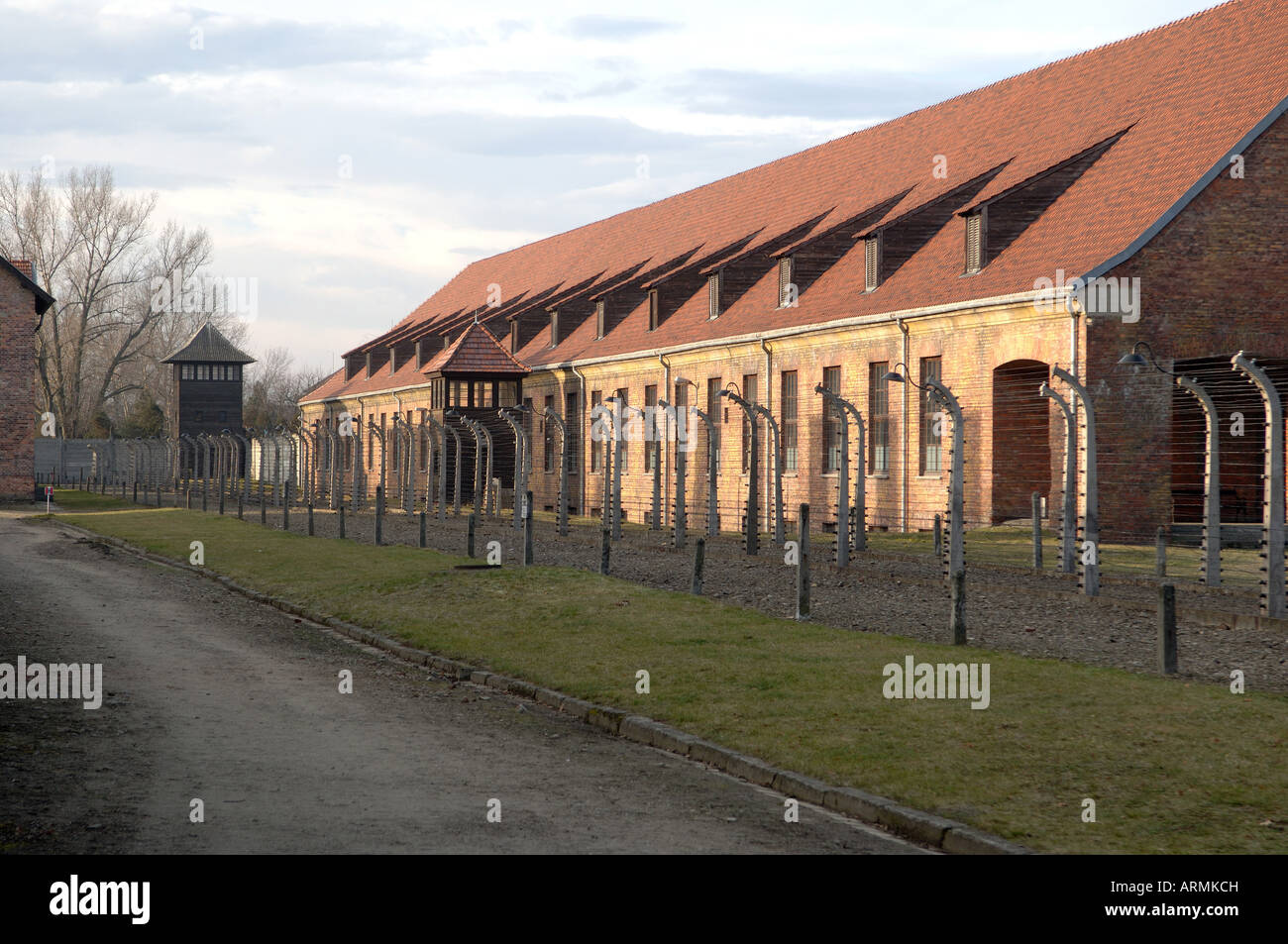 Clôture électrique et aire d'accueil pour nouveaux prisonniers Auschwitz Banque D'Images