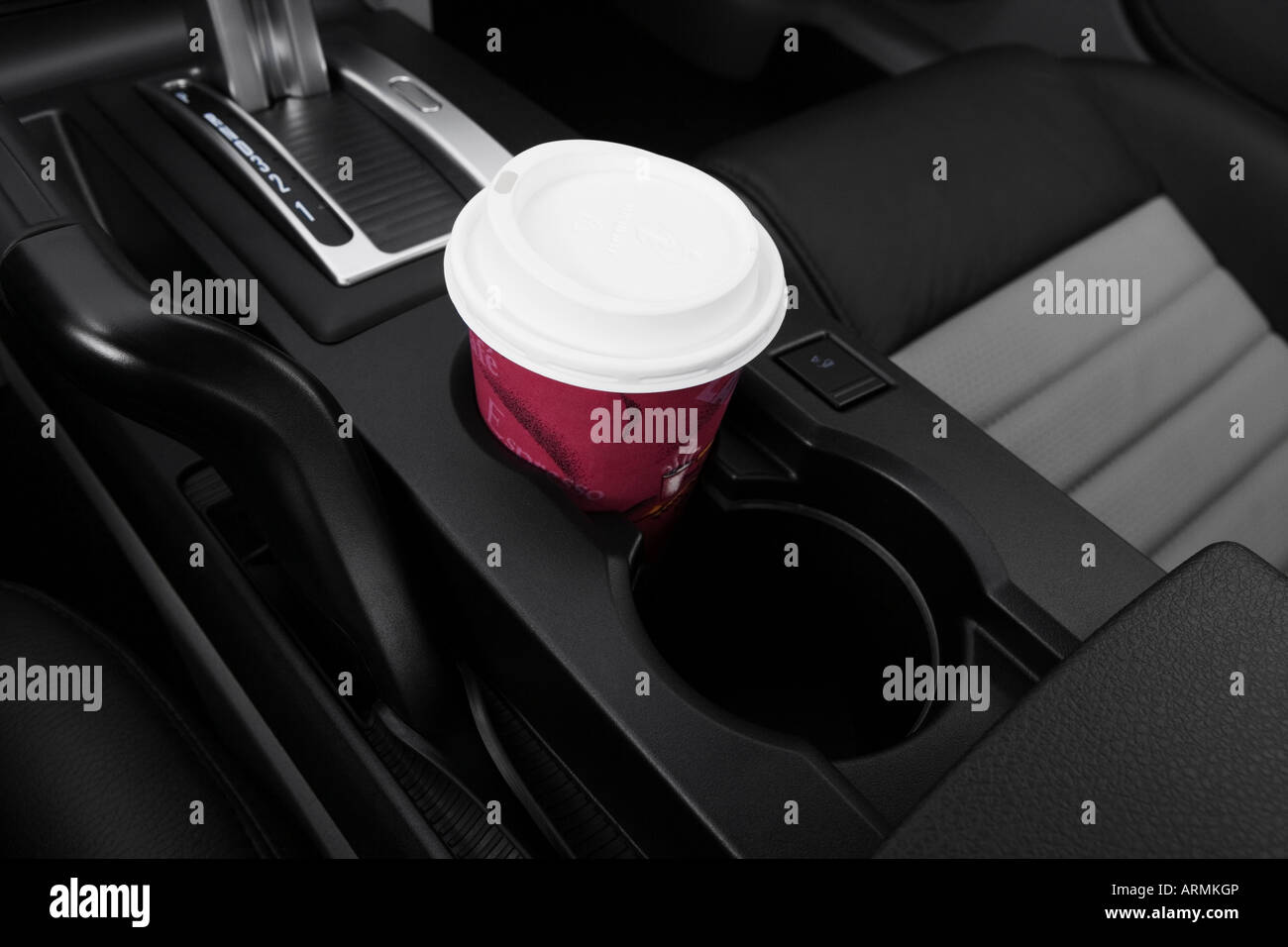 2008 Ford Mustang GT Premium en rouge - Support de tasse avec Prop Banque D'Images