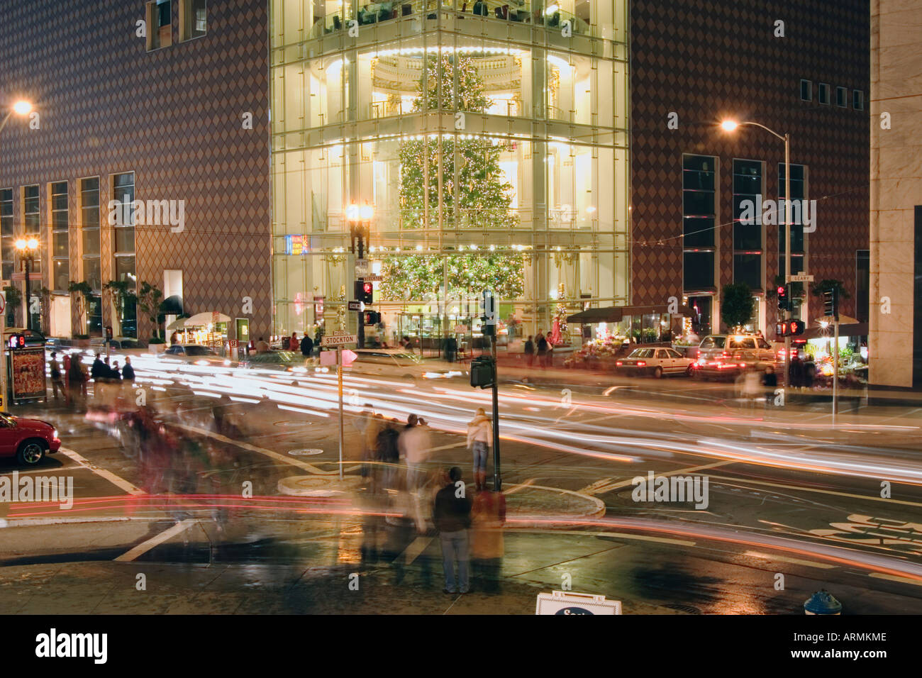 L'intersection des rues Geary et Stockton à Union Square pendant la saison de vacances la nuit San Francisco California Banque D'Images