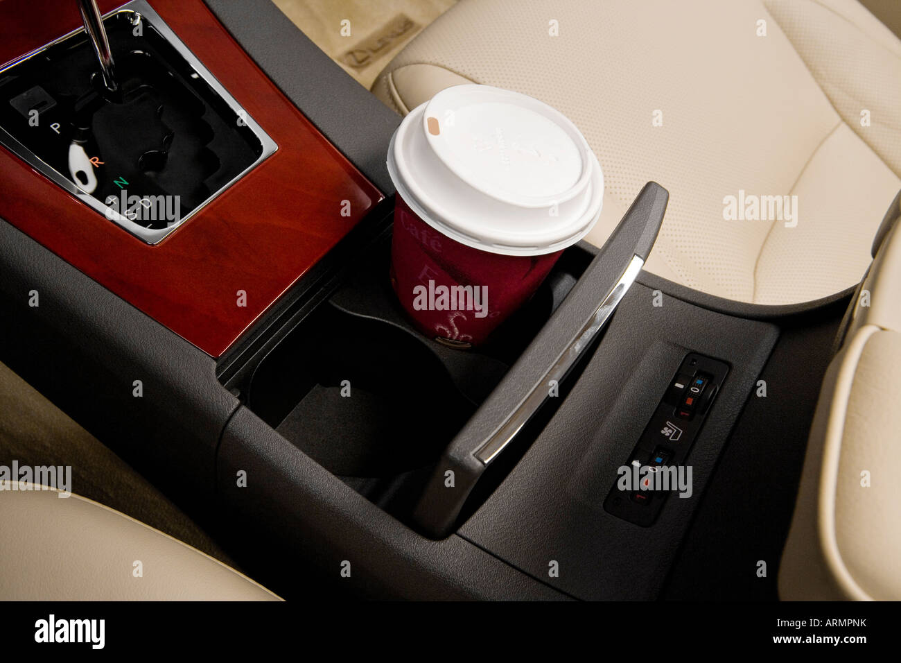 2008 Lexus ES ES350 en rouge - Support de tasse avec Prop Banque D'Images