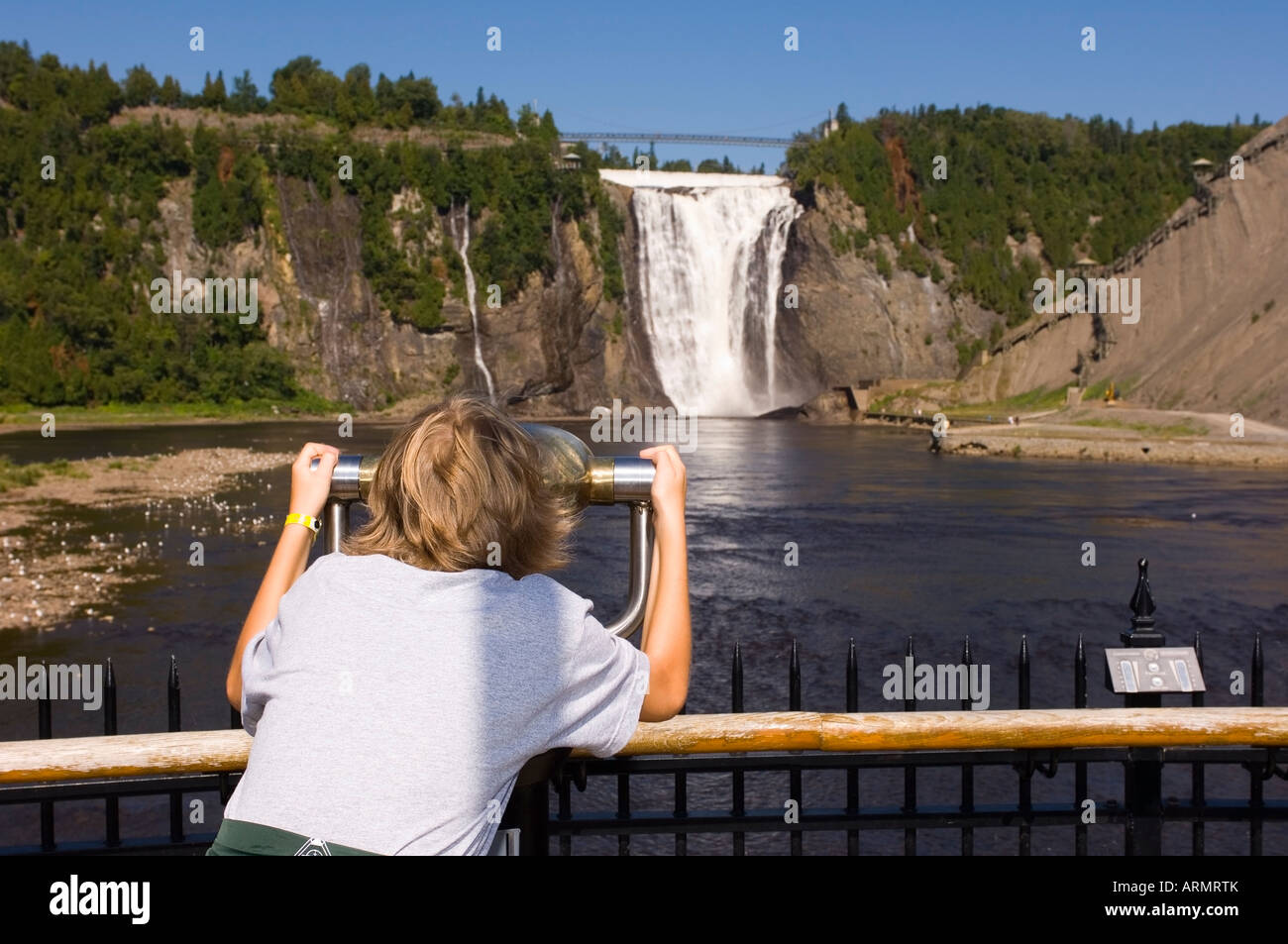 Garçon regarde par viewscope à Montmorency Falls, situé à 10 kms à l'est de la ville de Québec, Québec, Canada. Banque D'Images