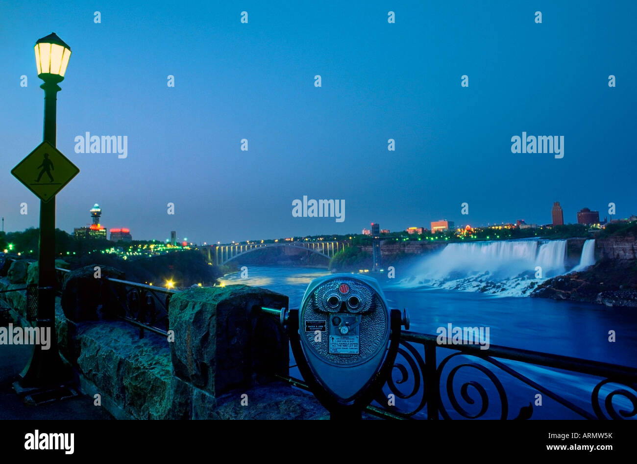 American Falls et viewscope au crépuscule, Niagara Falls, Ontario, Canada. Banque D'Images