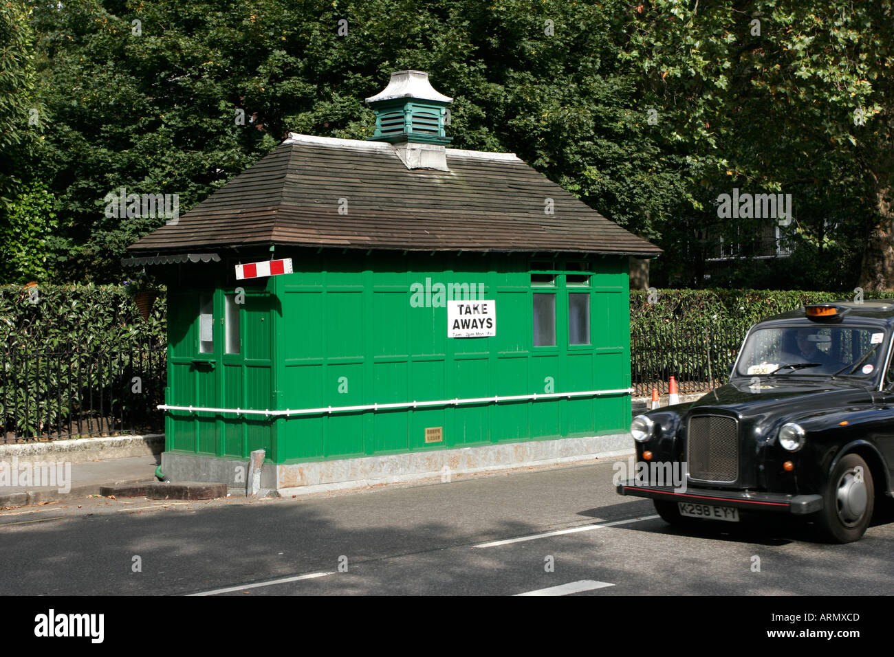 Les chauffeurs de taxi cab noir traditionnel plateau hut à Londres en Angleterre Banque D'Images