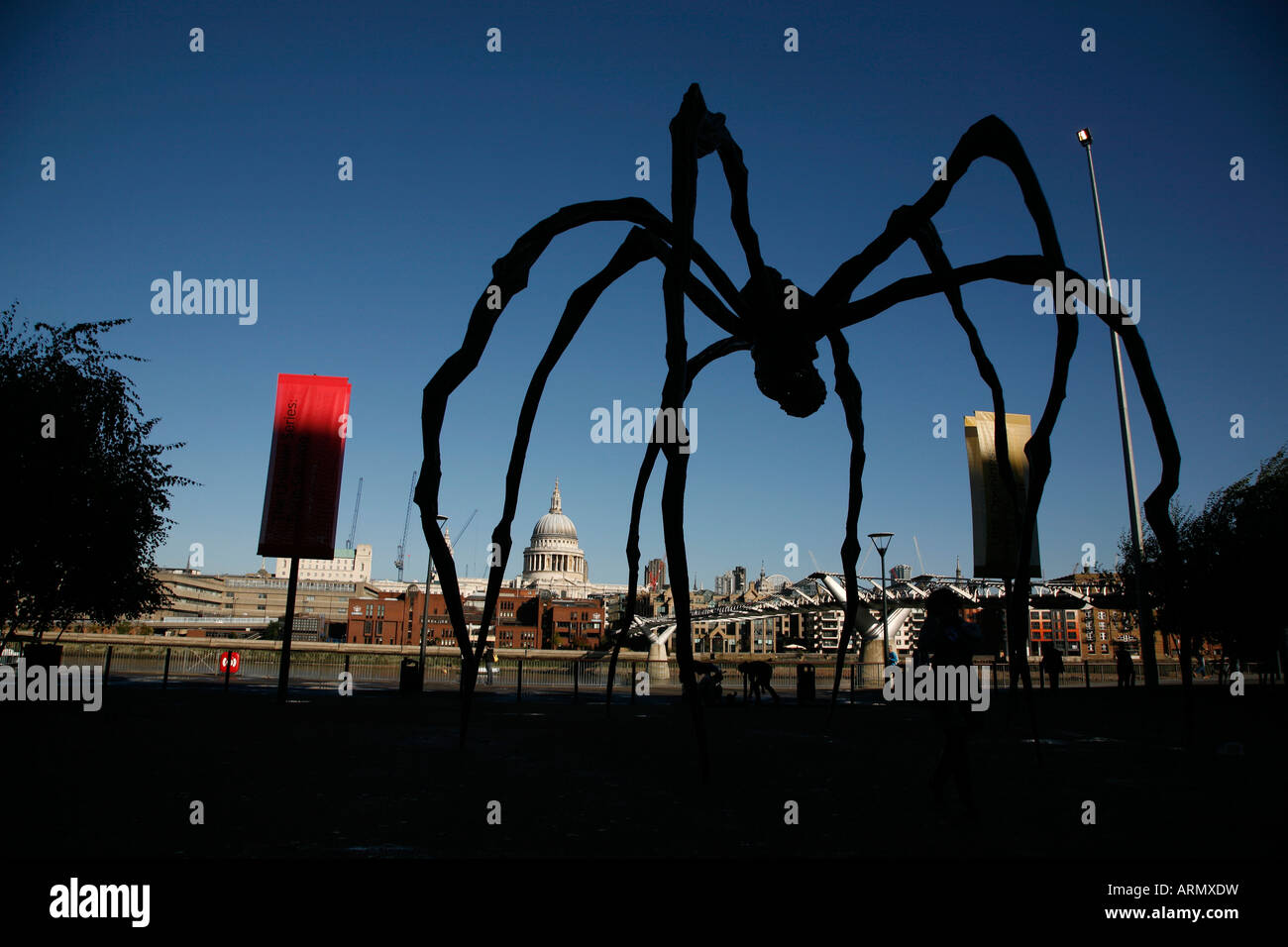 Cathédrale St Paul encadrée par Maman à l'extérieur de la sculpture Tate Modern, Bankside, Londres Banque D'Images