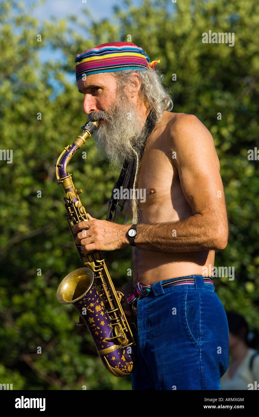 Sax player au dimanche de tambours, de coutume d'été au pied de Mt. Royal, Montréal, Québec, Canada. Banque D'Images