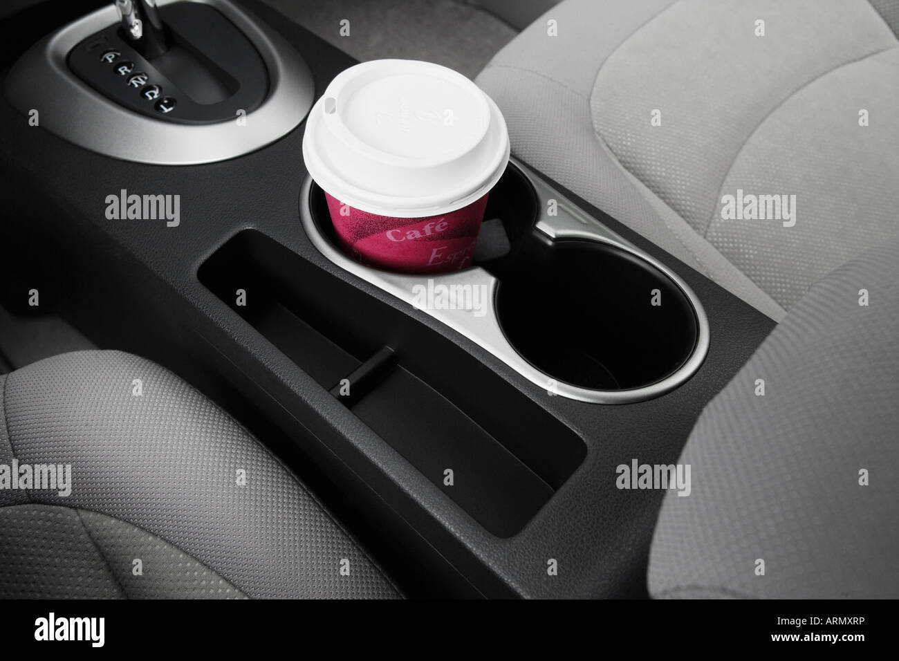 2008 Nissan Rogue S en rouge - Support de tasse avec Prop Banque D'Images