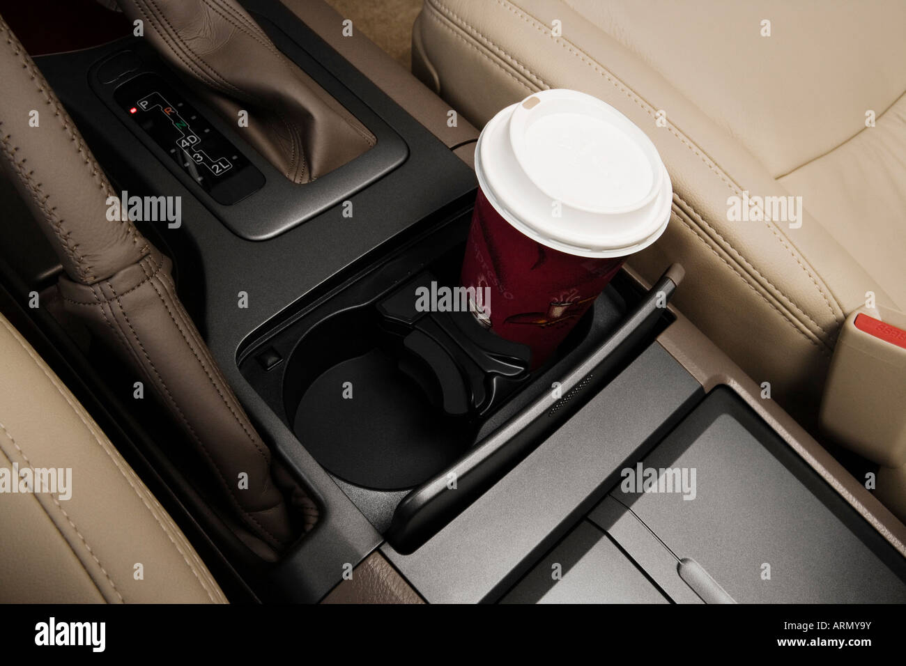 2008 Lexus GX GX470 en rouge - Support de tasse avec Prop Banque D'Images