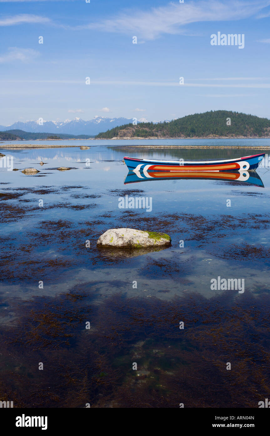 Au bord de la mauve pour l'éducation centre de retraite, dans les montagnes de la chaîne côtière de la distance, Cortes Island, British Columbia, Canada. Banque D'Images