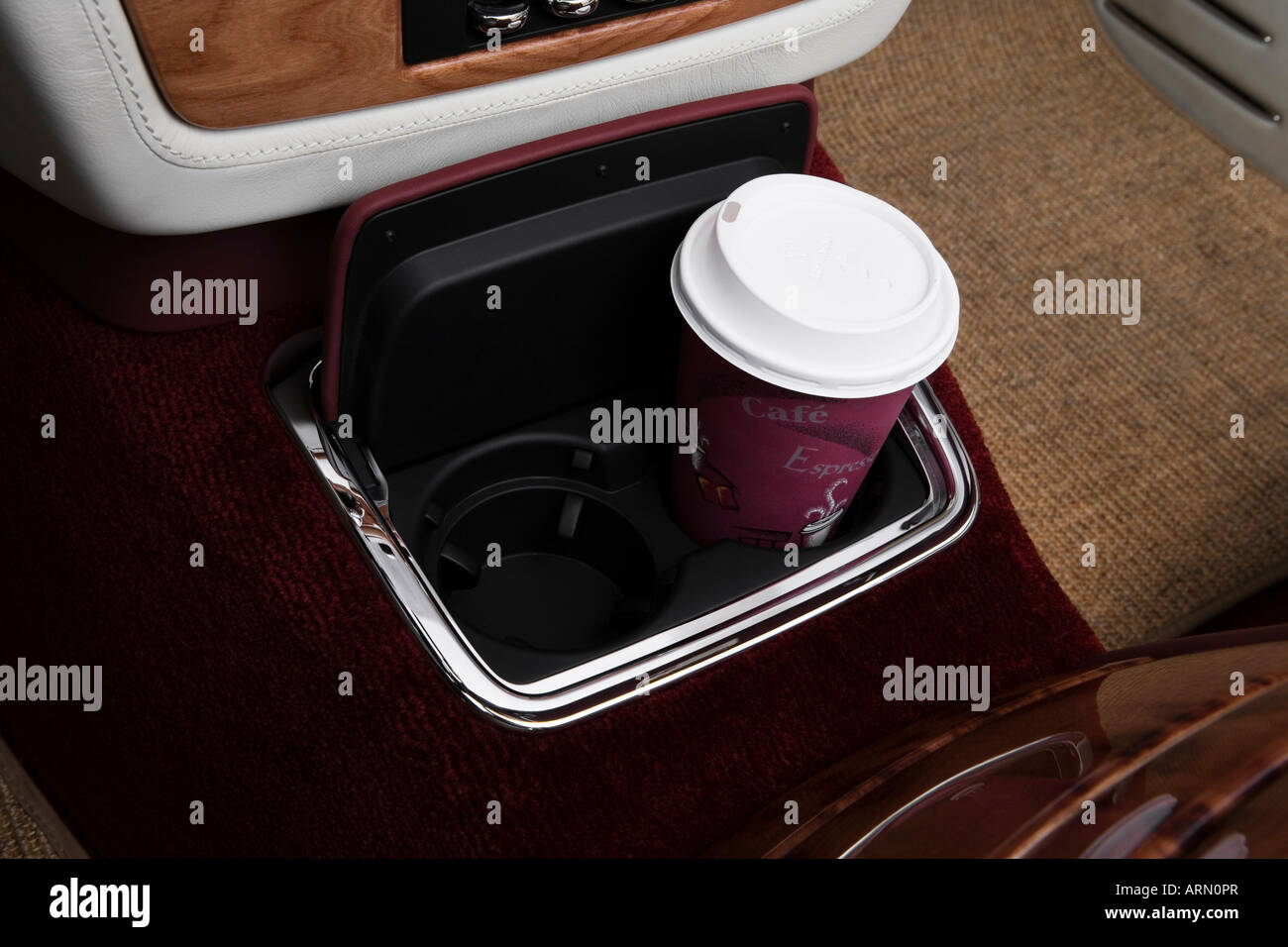 2008 Rolls Royce Drophead Coupé en rouge - Support de tasse avec Prop Banque D'Images