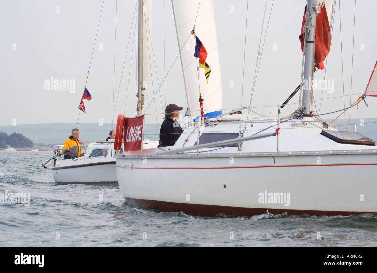 La voile. Deux voiliers. Les marins. Le clapot. Le port de Poole. Le Dorset. UK. Banque D'Images