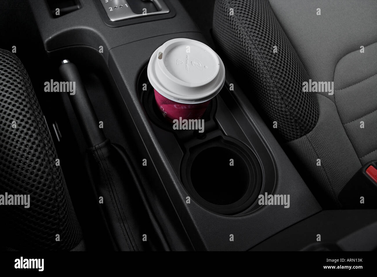 2008 Nissan Xterra S-V6 en rouge - Support de tasse avec Prop Banque D'Images