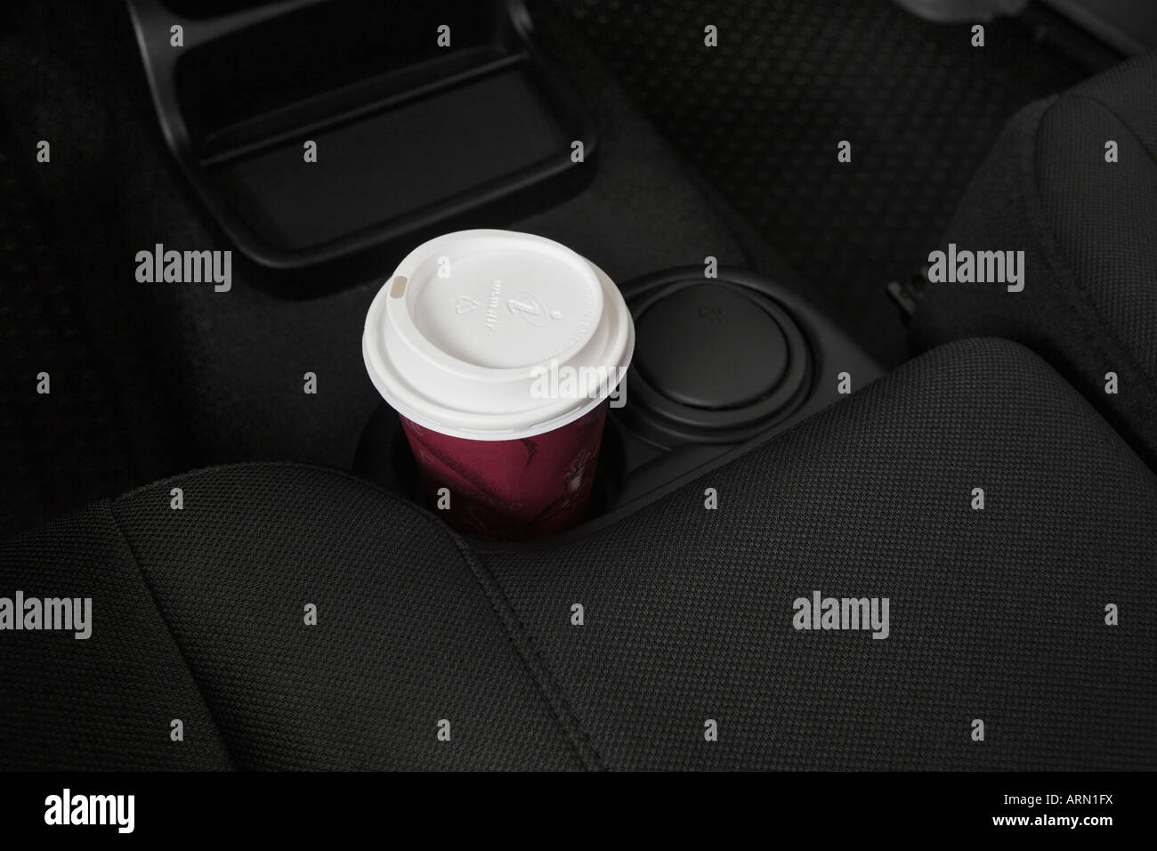 2008 Ford Ranger Sport en rouge - Support de tasse avec Prop Banque D'Images