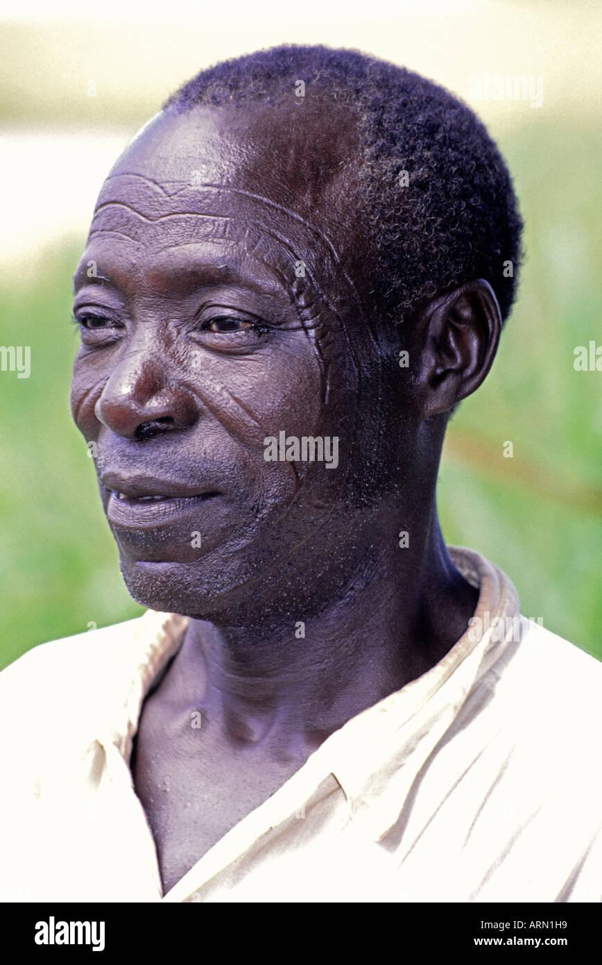 Côte d'Ivoire, Côte d'Ivoire, Afrique. L'homme burkinabé du Burkina Faso avec la scarification du visage. Banque D'Images