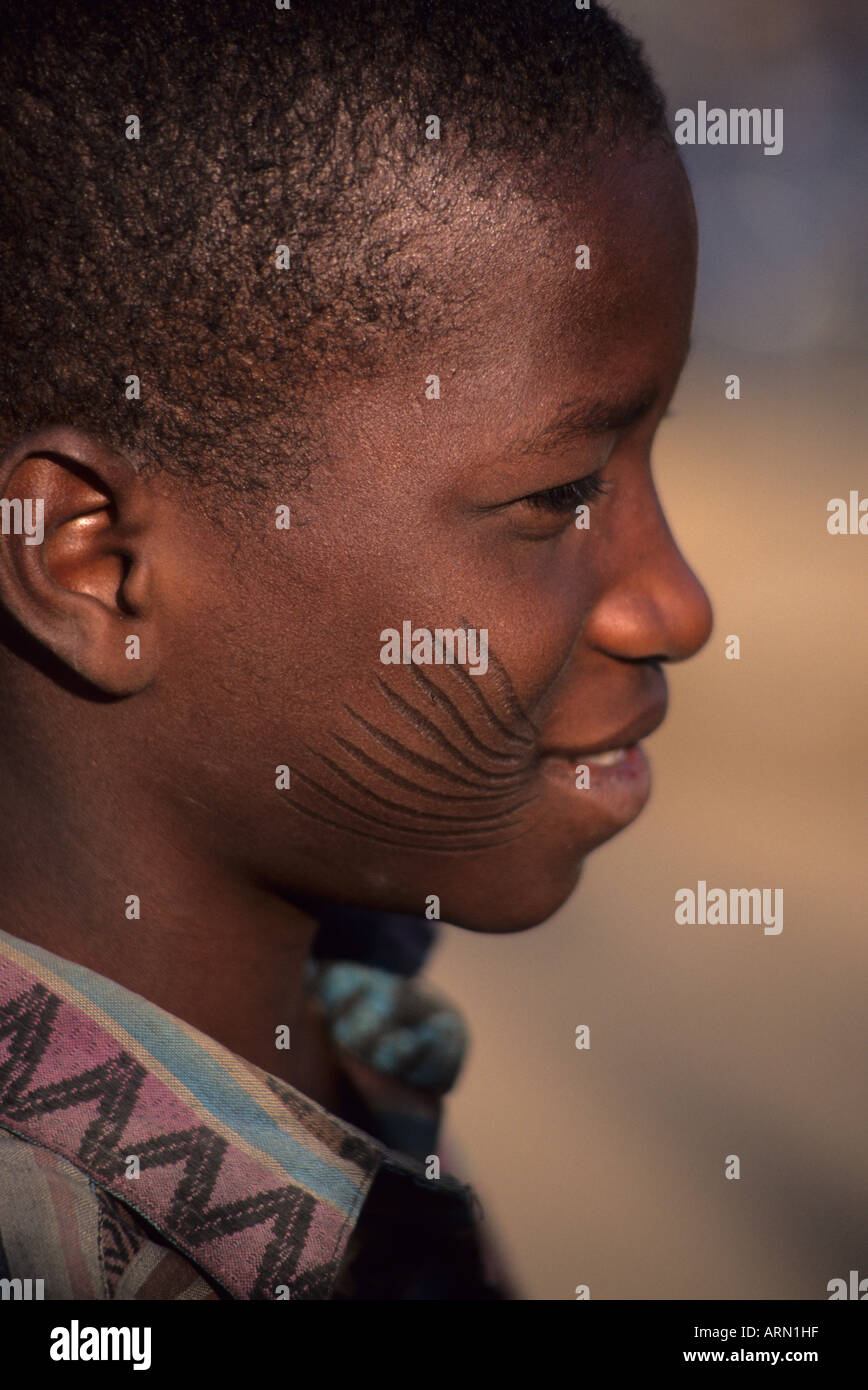 Zinder, Niger, Afrique de l'Ouest. Jeune homme haoussa avec scarification faciale. Banque D'Images