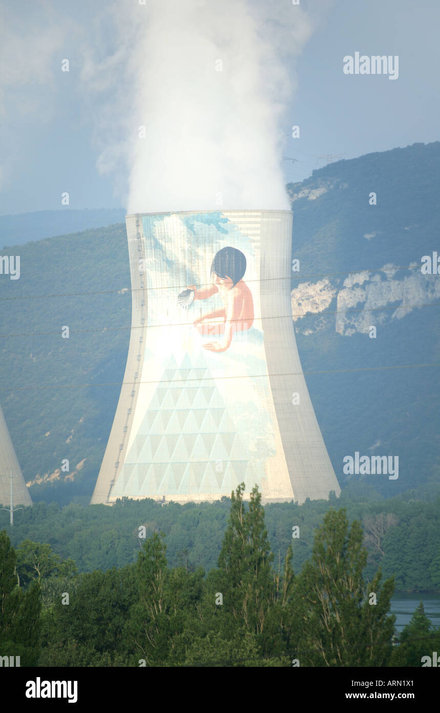 Une tour de refroidissement à la centrale nucléaire de Cruas-Meysse, Ardèche, France. Usage ÉDITORIAL ONY Banque D'Images