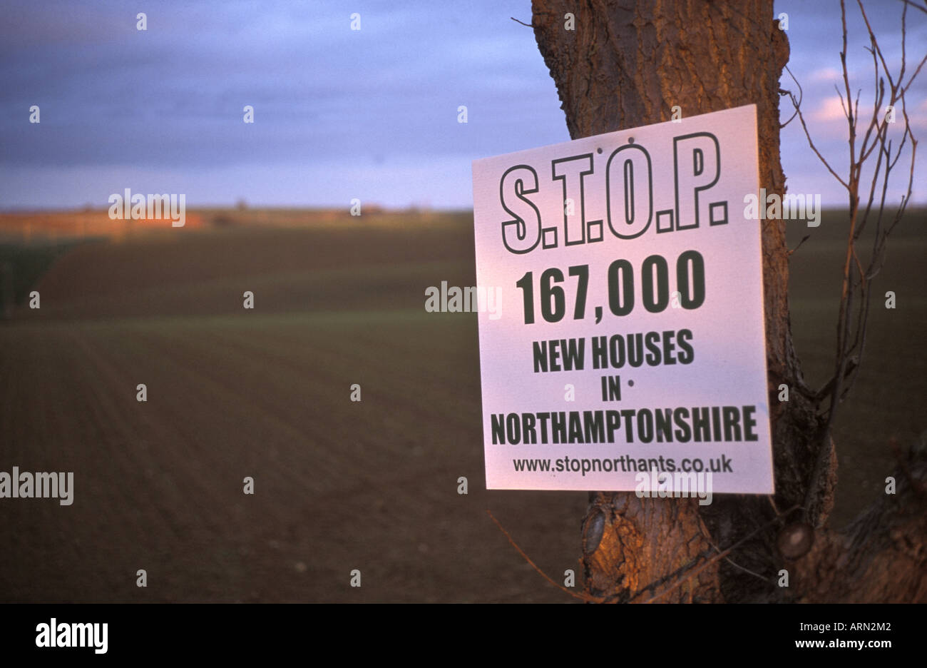 Signe de protestation contre la construction de nouveaux logements dans le Northamptonshire en Angleterre Banque D'Images