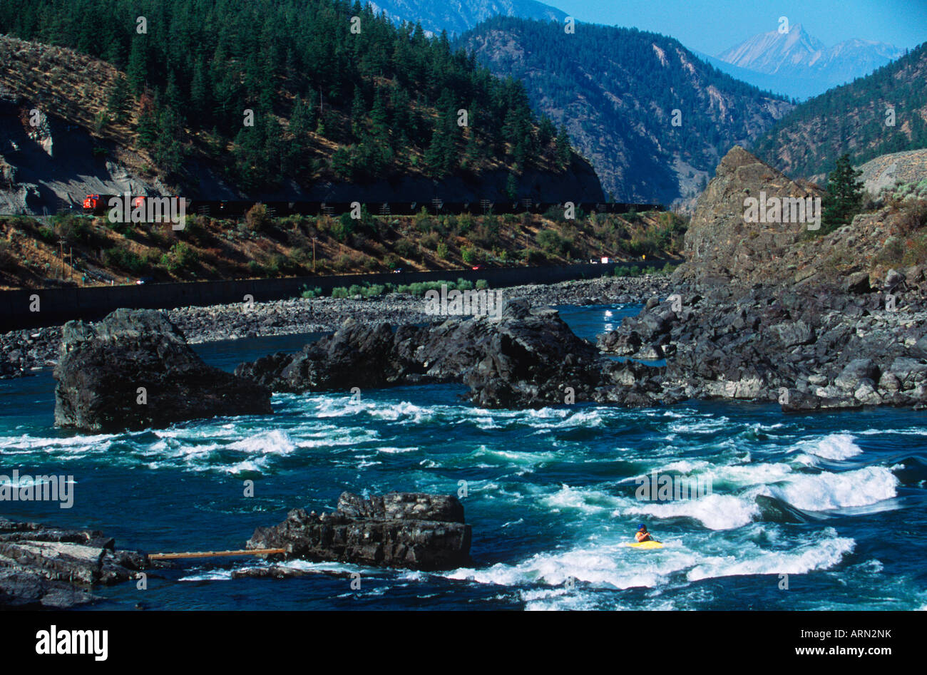 Les kayakistes de la rivière Thompson près de Lytton, en Colombie-Britannique, Canada. Banque D'Images