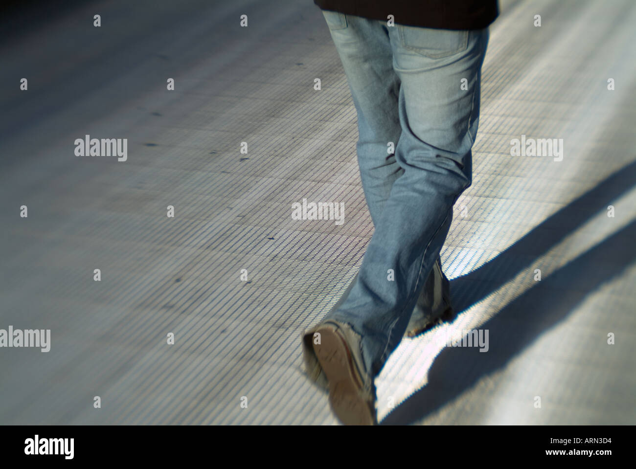 Vue partielle d'un homme en jeans walking Banque D'Images