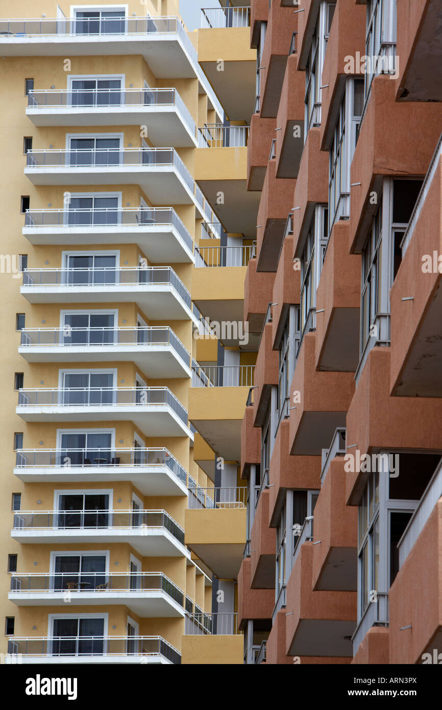 Les immeubles à appartements et d'hébergement sur une rue de la localité touristique de Puerto de la cruz tenerife espagne Banque D'Images