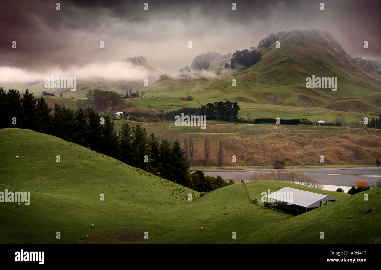 Stormy vue sur vallée vers kohinurakau tuki tuki et ta gamme mata peak Hawkes Bay, Nouvelle-Zélande Banque D'Images