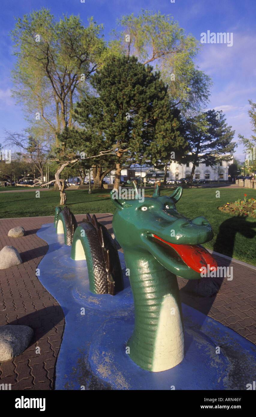 Sculpture Ogopogo, la légendaire créature du lac, le centre-ville de Kelowna, Colombie-Britannique, Canada. Banque D'Images