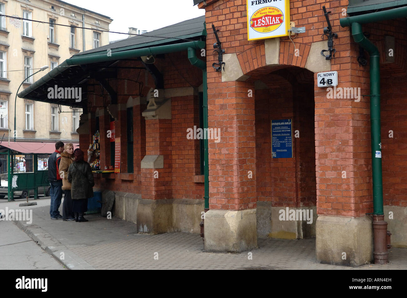 Les habitants de déjeuner Okrąglak Plac Nowy rotonde zone Kazimierz Krakow Pologne Banque D'Images