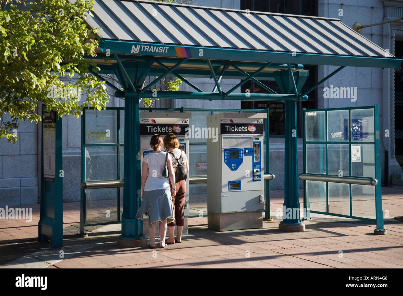 Deux femmes achète les billets pour le Hudson-Bergen Light Rail sur le New Jersey Transit system, USA. Banque D'Images