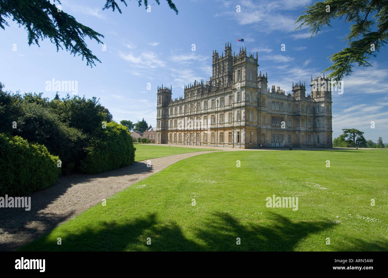 Une vue sur Château De Highclere dans le Berkshire, en Angleterre. Rendu célèbre en tant que le paramètre pour la période théâtre, Downton Abbey Banque D'Images