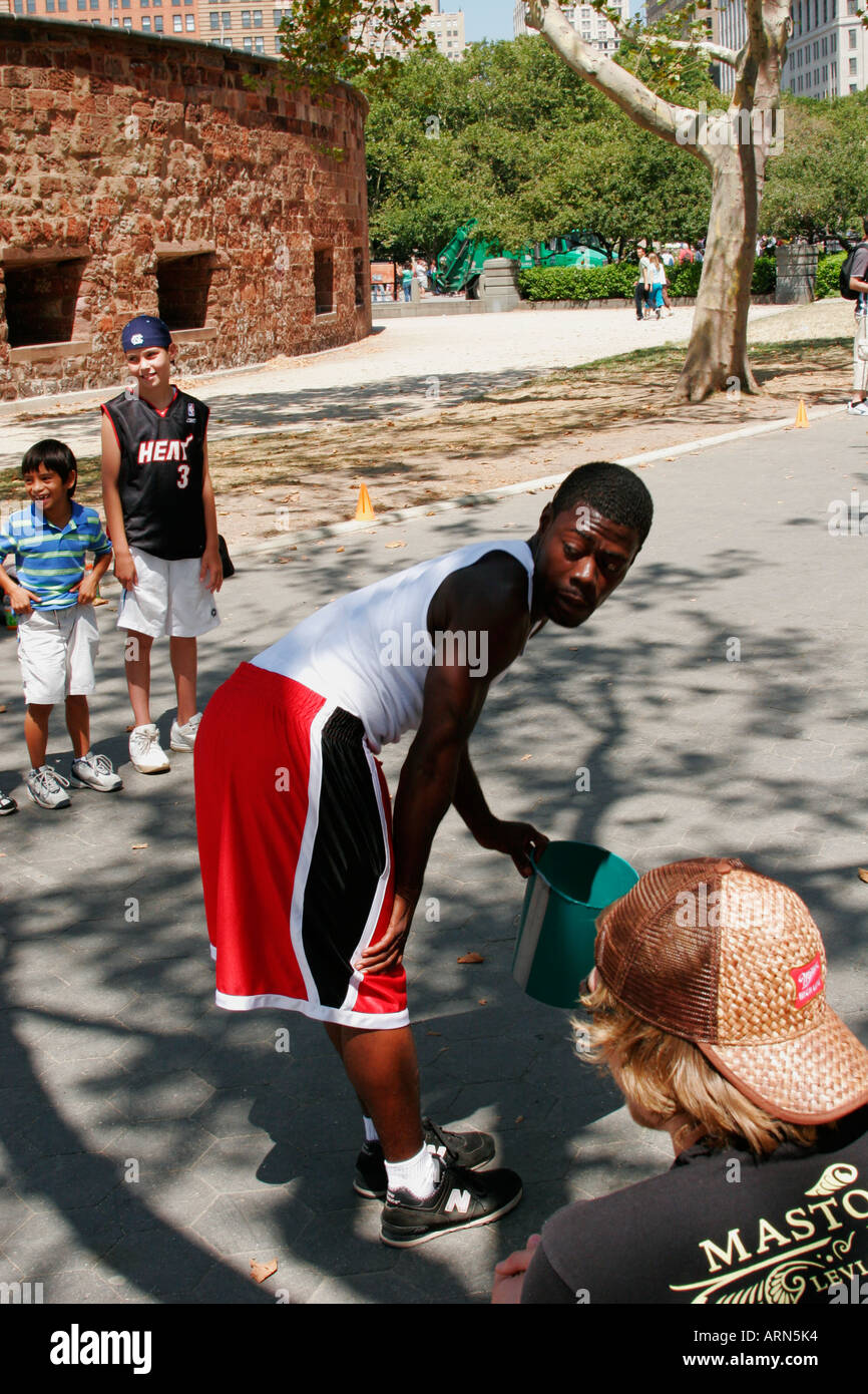 Le break dance street performer dans Battery Park New York City Banque D'Images