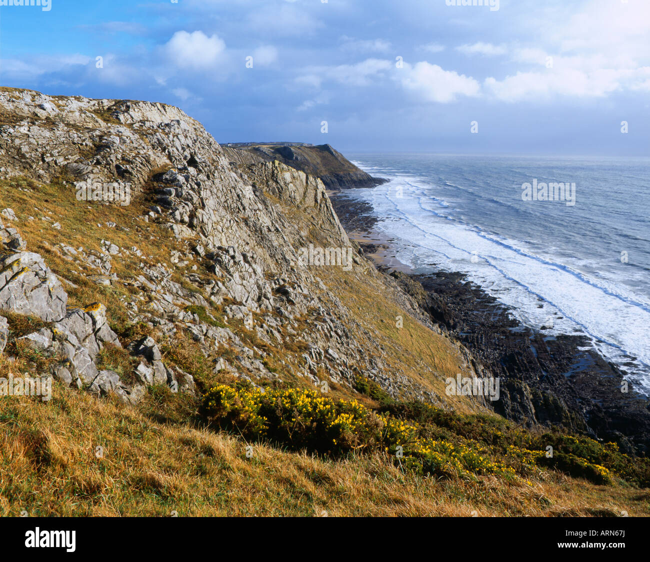 La Gower Coast sur le canal de Bristol près de Southgate en regardant vers l'ouest en direction de High Tor depuis Shire Combe. Gower, pays de Galles du Sud. Banque D'Images