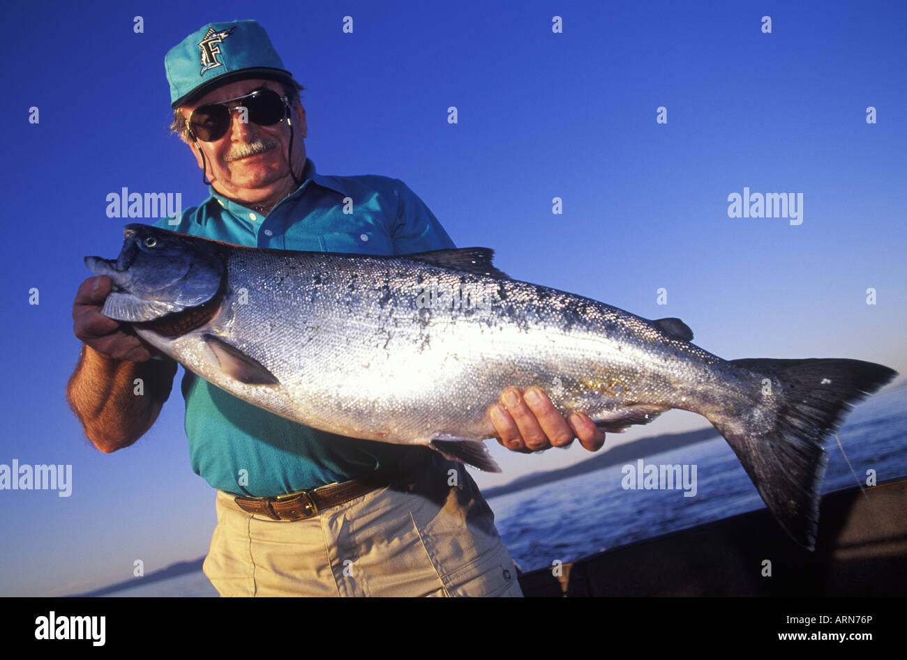 La pêche en mer, les prises de saumons chinook affiche des pêcheurs, l'île de Vancouver, Colombie-Britannique, Canada. Banque D'Images