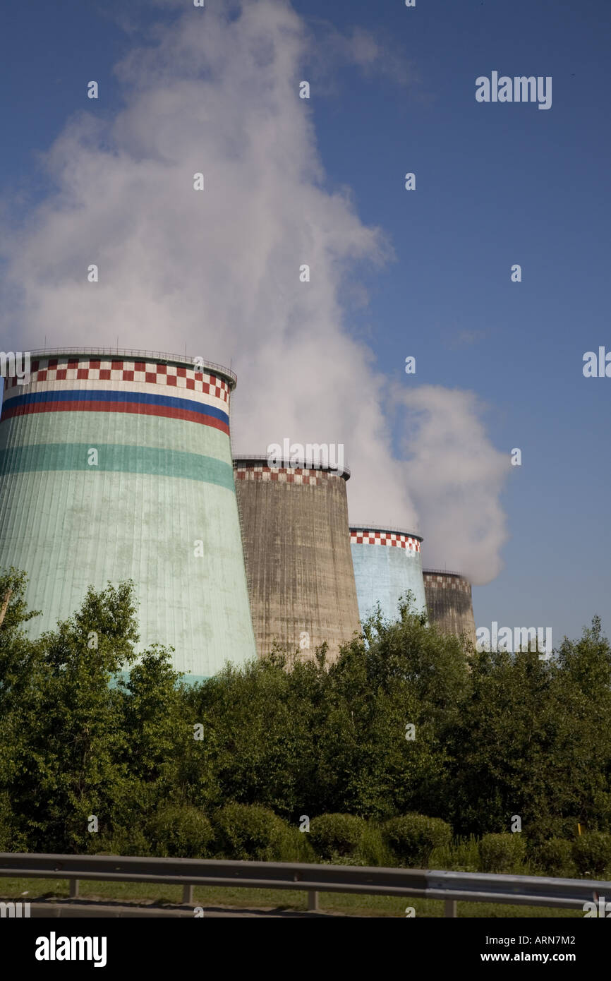 Les tours de refroidissement peint Moscou Russie Europe de l'Est Banque D'Images