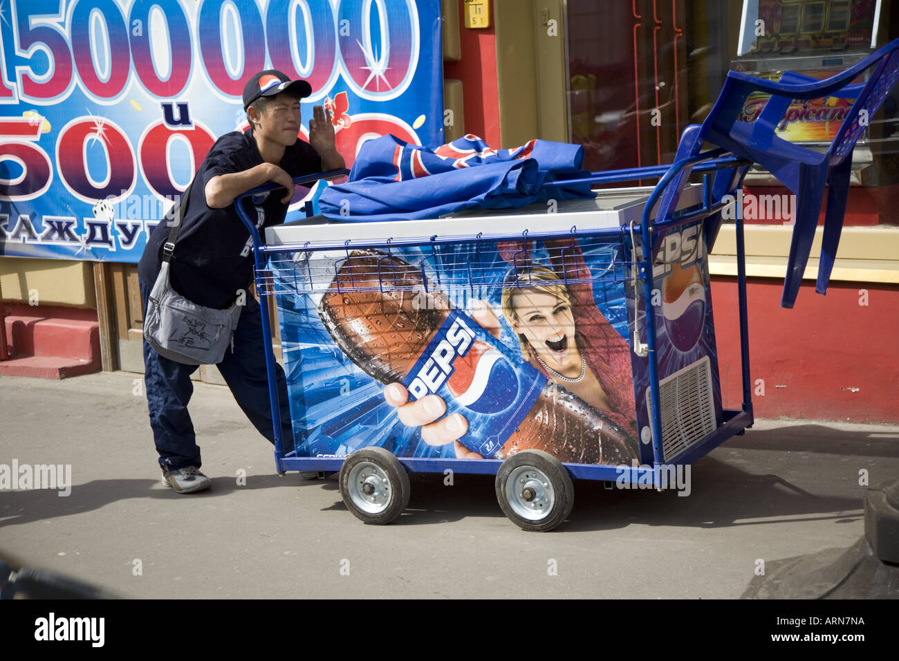 Vendeur de boissons dans le district de Gazetniy Moscou Russie personnes l'Europe de l'est Juillet 2006 Banque D'Images