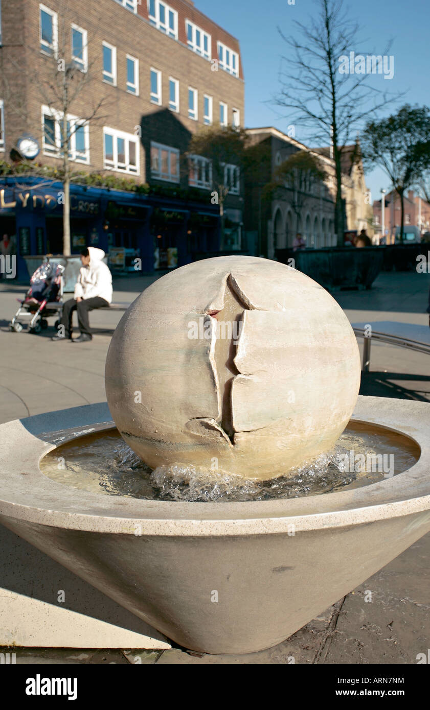 Détail de l'Univers Shelley Fountain à Horsham, Sussex de l'Ouest. Créé par le sculpteur Angela Conner. Banque D'Images