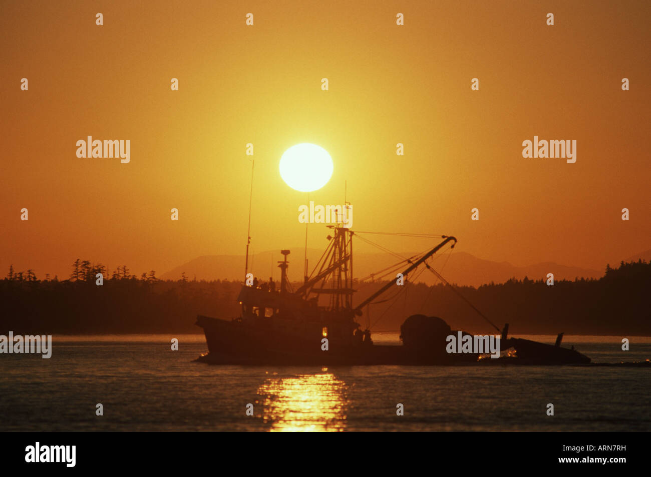 Commercial de l'île de Vancouver fishboat dans le coucher du soleil, British Columbia, Canada Banque D'Images