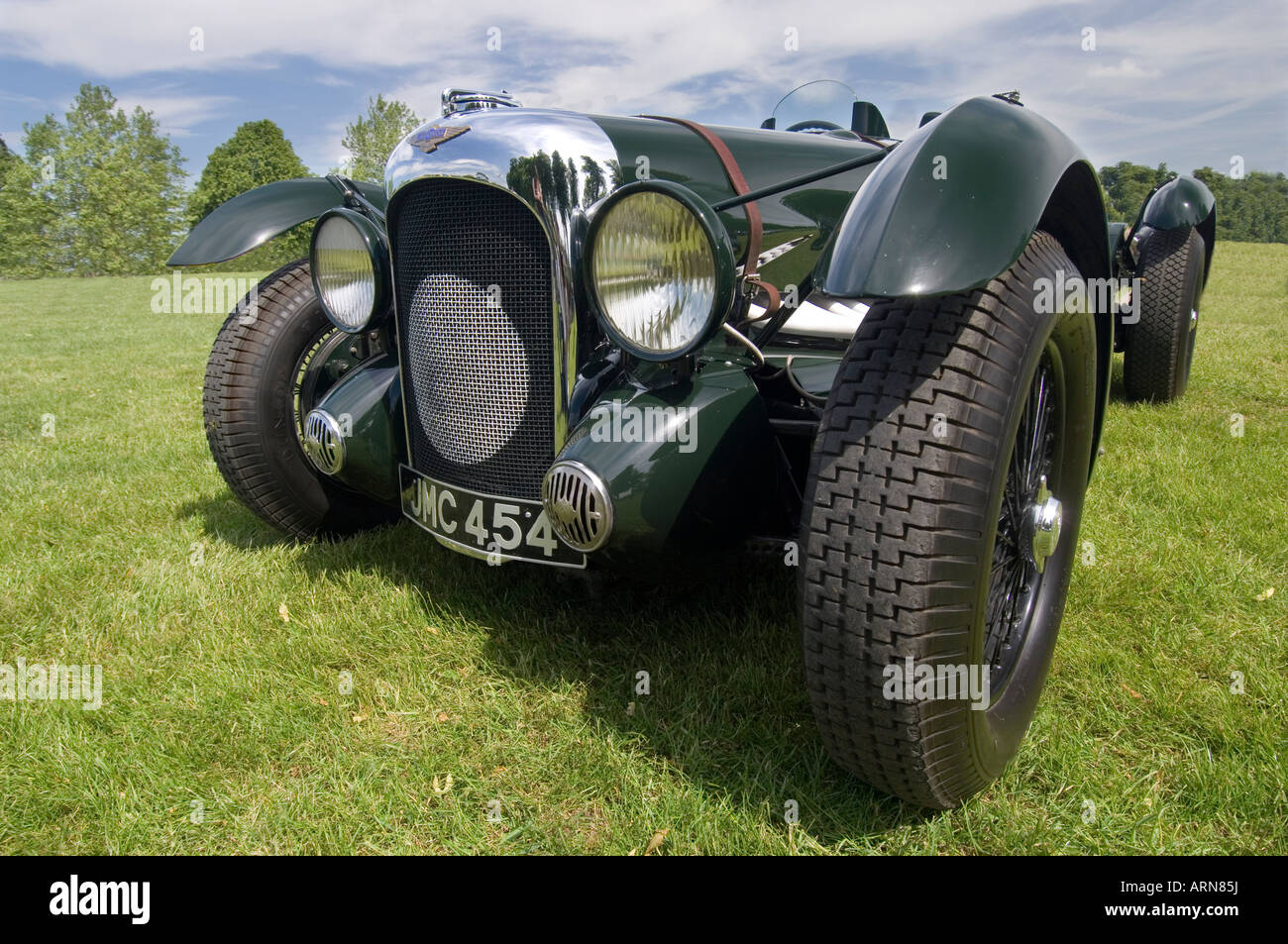 Un gros plan de la face d'un British Racing Green historique 1939 Lagonda V12 Le Mans motor car se tenait sur l'herbe Banque D'Images