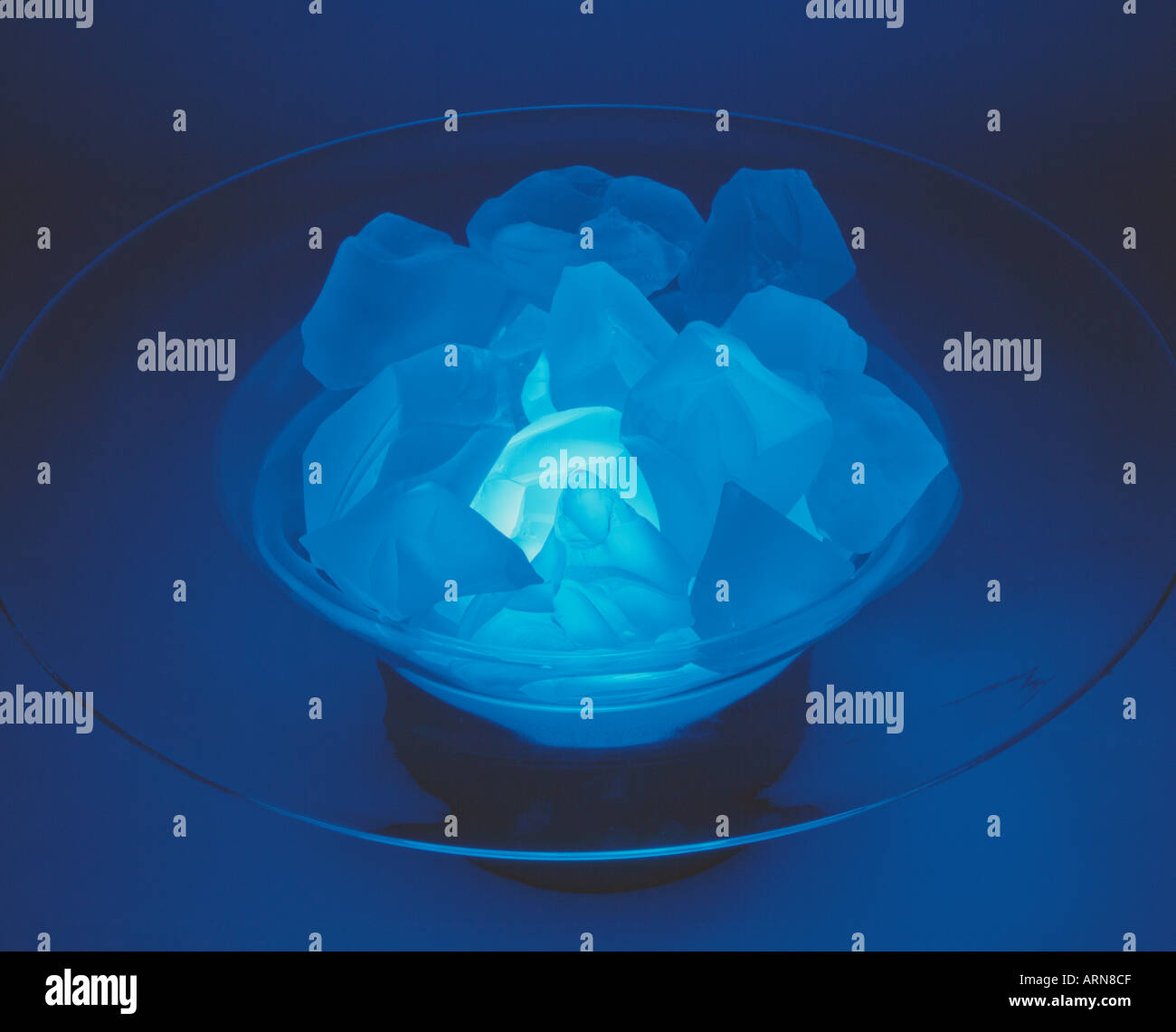 Lampe en verre bleu de nuit Banque D'Images Lampe en verre bleu de nuit Banque D'Images